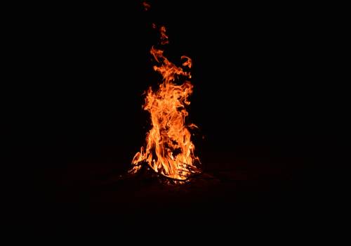 Zgodnie z tradycją w okresie Dziadów należało rozpalić ogniska, aby rozświetliły drogę duszom, które powróciły na ziemię