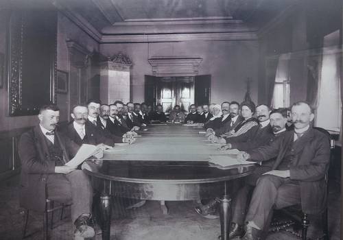 Źródło: Muzeum Śląska Cieszyńskiego, Rada Narodowa Księstwa Cieszyńskiego. Zdjęcie z posiedzenia RNKC w pełnym składzie w 1920 r.