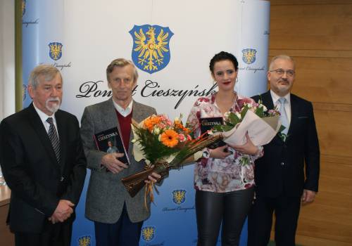 Na zdjęciu Stanisław Kubicjus, przewodniczący Rady Powiatu, Jerzy Wałga, Joanna Świba, Mieczysław Szczurek Starosta Cieszyński 