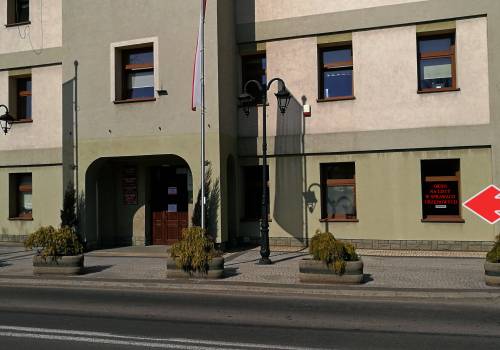 Okno urzedowe przy głównym wejściu do budynku. fot. jasienica.pl