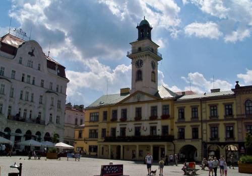 Zdjęcie przedstawia budynek ratusza a Cieszyńskim ryku