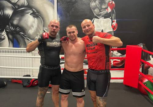 Piotr Łącz (w środku) trenował w marcu z Arturem Szpilką, fot. facebook.com/punchercieszyn