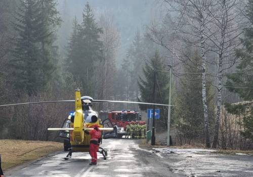 Lądowanie helikoptera w miejscu zdarzenia zabezpieczała OSP Wisła Centrum. fot. OSP Wisła Centrum