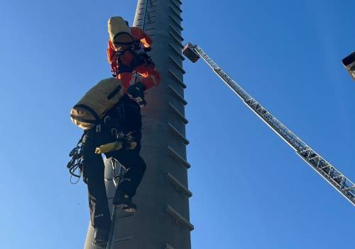 Mężczyznę trzeba było sprowadzić technikami alpinistycznymi, fot. OSP Mnich/FB