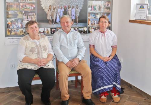 Siedzą od lewej: Zuzanna Ptak, Jan Juroszek i Jolanta Rucka, fot. UG Istebna