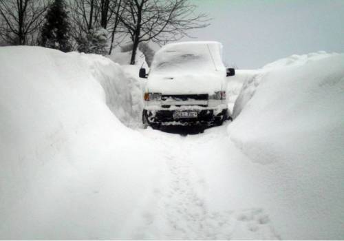 Uwaga na intensywne opady śniegu. Samochód w śniegu fot.arc