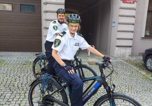 Patrole rowerowe Straży Miejskiej w Cieszynie odbywają się od 2021 roku. Źródło zdjęcia: facebookowy profil SM Cieszyn