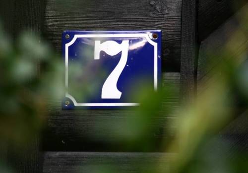 Zarządca nieruchomości lub właściciel ma obowiązek powiesić tabliczkę z numerem domu, fot. arc.ox.pl
