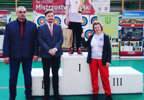 Aleksander Śmieja na szczycie podium, fot.  LUKS Orlik Goleszów