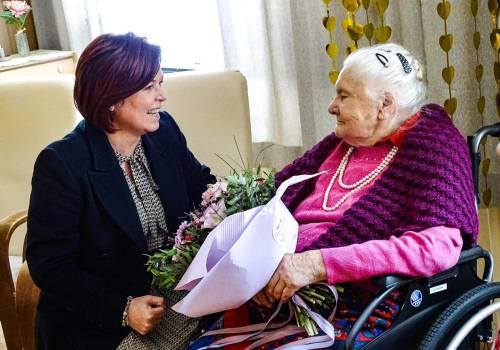 Gabriela Staszkiewicz i 100-letnia Pani Zofia fot. Burmistrz Cieszyna FB