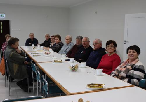 Członkowie Klubu Seniora z Dzięgielowa na zebraniu pod koniec kwietnia br. fot. UG Goleszów