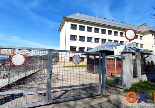 Zamknięta brama przy przedszkolu w centrum Istebnej, fot. Natasza Gorzołka