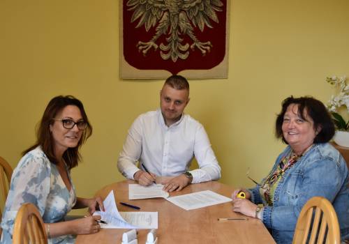 Podpisanie umów z Prezesem Ludowego Klubu Sportowego "Lesznianka" Mateuszem Lorcem, fot. UG Goleszów