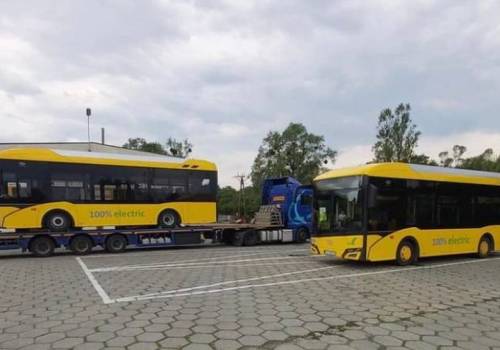 Dwa elektryczne autobusy, które już służą w Cieszynie, fot. arc.ox.pl