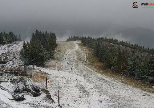 Pierwszy śnieg zarejestrowany kamerą z widokiem na Skrzyczne. fot. ks. Jan Byrt facebook