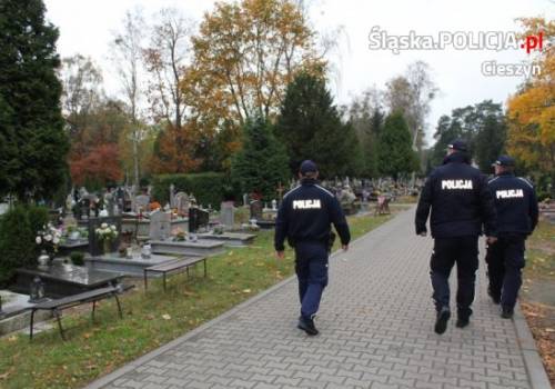 Na cmentarzach pojawi się więcej policjantów, fot. KPP Cieszyn