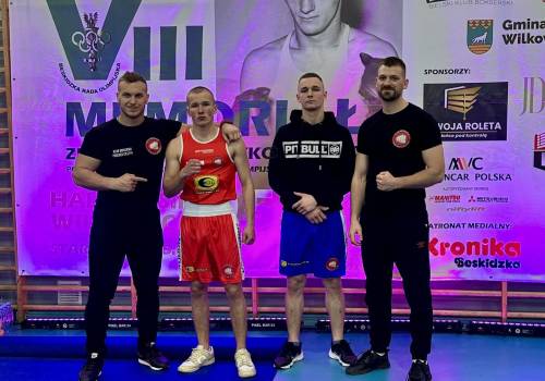 Od lewej: Piotr Łącz, Paweł Waligóra, Marek Mol,  Łukasz Brudny (trener).  Fot: FB/Puncher Cieszyn