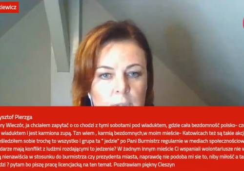 Gabriela Staszkiewicz odpowiada na pytania mieszkańców, m.in. o bezdomność w Cieszynie, fot. UM CIeszyn/print screen z liva