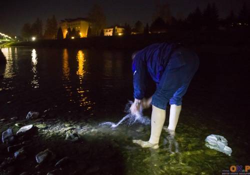 Tradycyjne obmywanie się w rzece przed wschodem słońca miało zapewniać zdrowie na cały rok, fot. arch.ox.pl