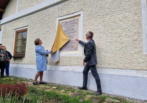 Odsłonięcie tablicy poświęconej "starej szkole" w Pierśćcu, fot. GminaSkoczow/FB