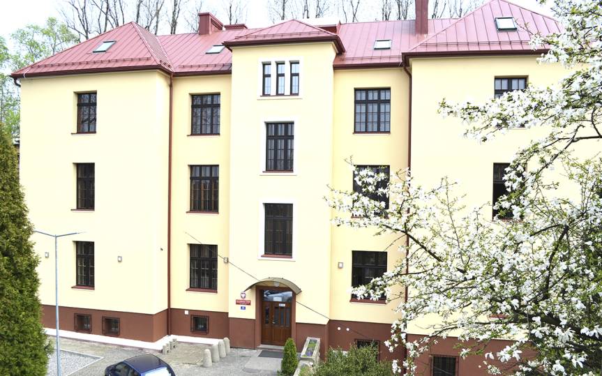 Budynek Akademii WSB w Cieszynie, przy ul. Frysztackiej 44