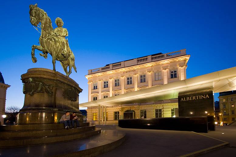 Galeria Albertina w Wiedniu, po lewej pomnik Alberta Sasko-Cieszyńskiego. Źródło: wikimedia.org