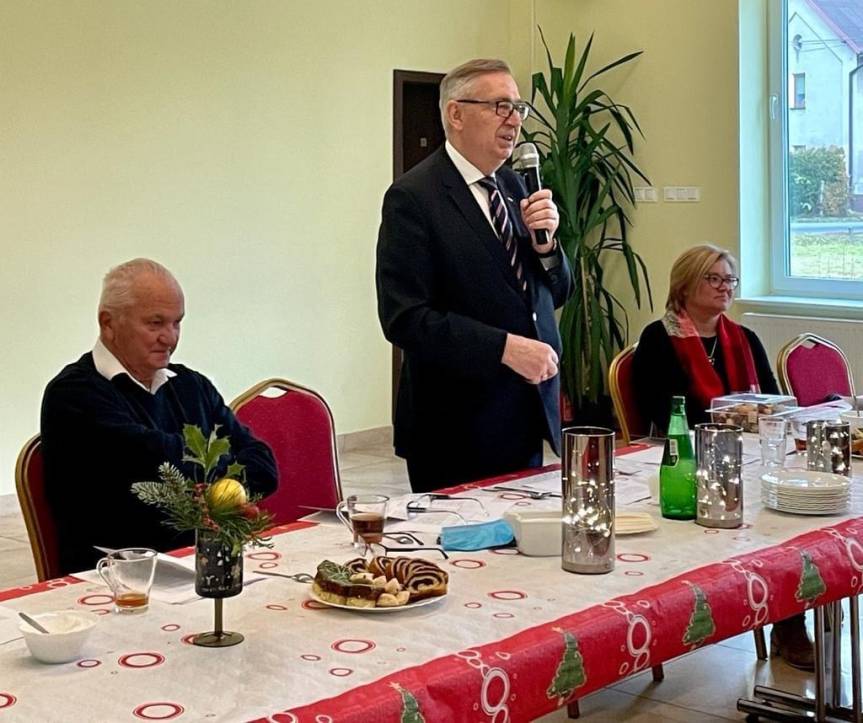 Minister Stanisław Szwed zwraca się do członków Klubu Seniora