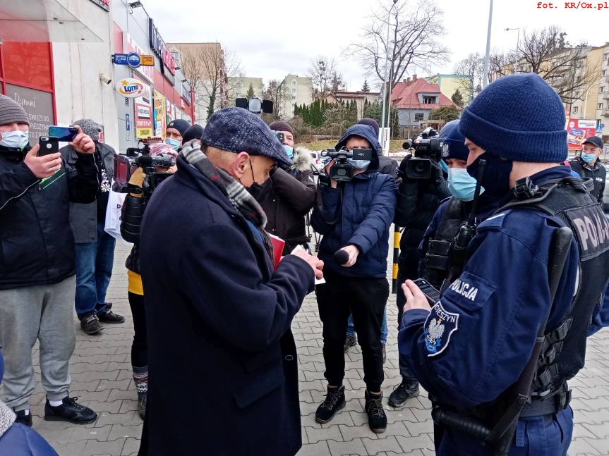 Alfred Bujara rozmawia z policjantami. Fot. KR/Ox.pl