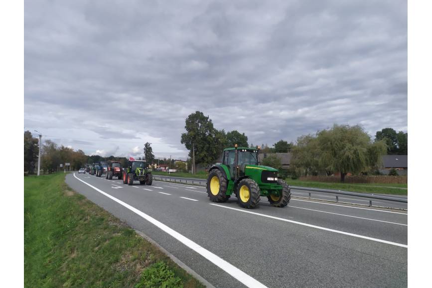 Traktory jadące środkowym pasem ruchu 