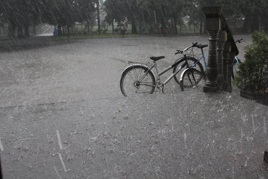 Dwa rowery stojące na zalanej ulicy