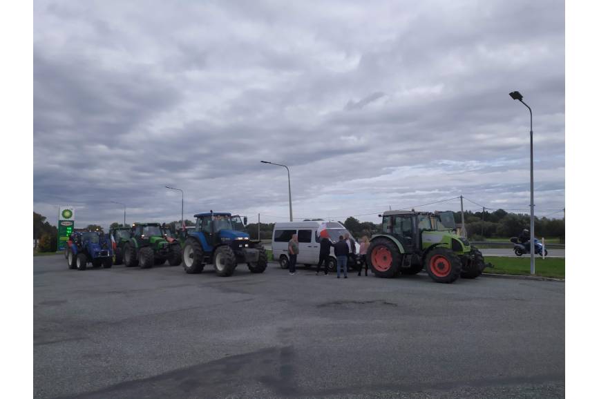 Traktory ustawione na wprost obiektywu