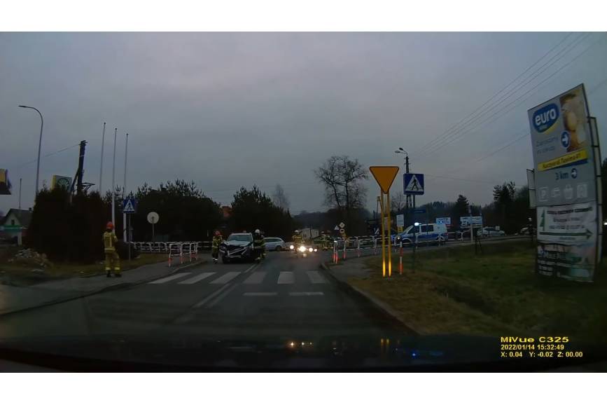 Widok kierowcy z auta na wypadek na jednym ze skrzyżowań w Kończycach.