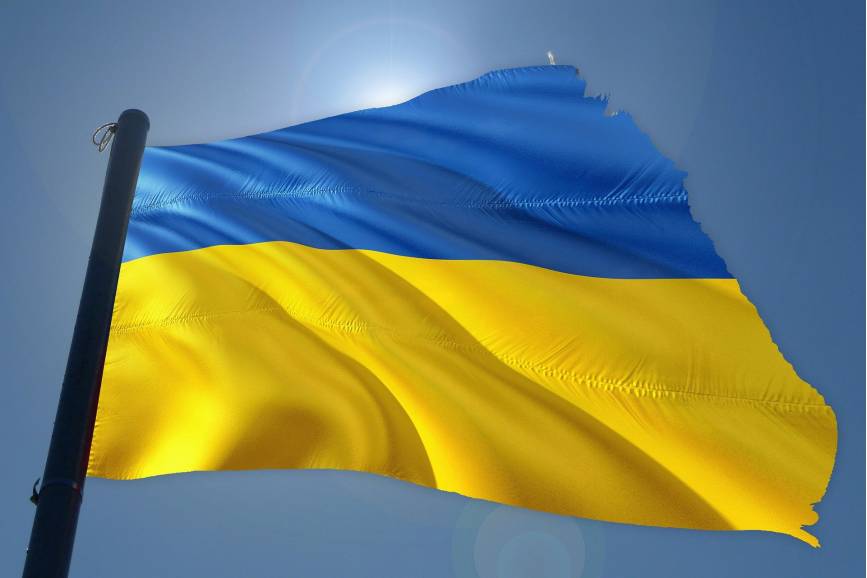 Powiewająca flaga ukrainy na tle nieba
