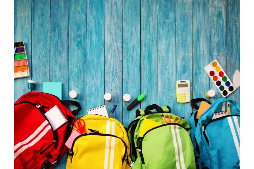kolorowe plecaki z przedmiotami do szkoły