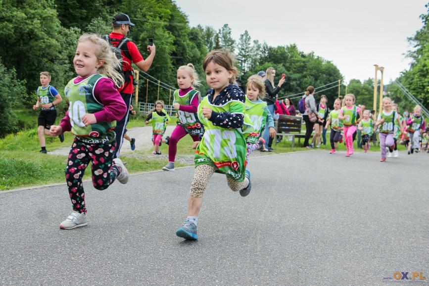 Dzieci biorące udział w biegu.