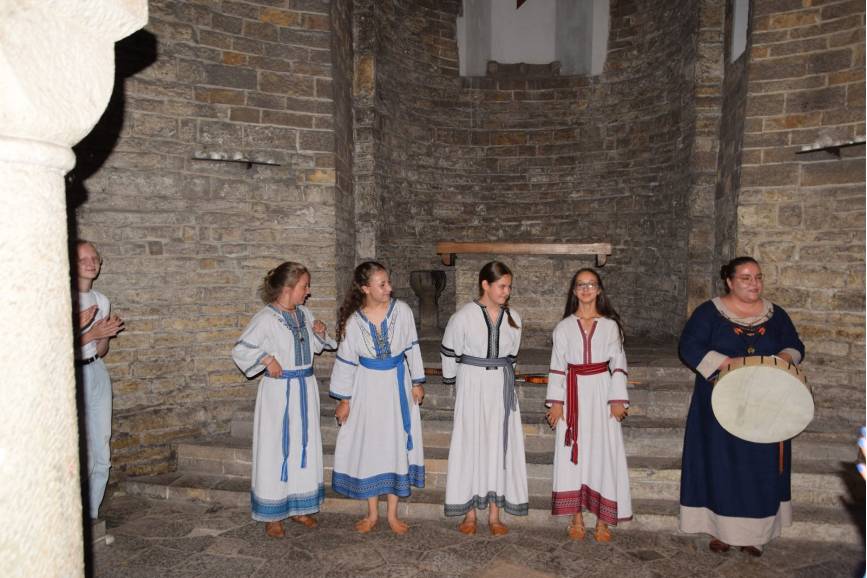 Zdjęcie przedstawia cztery dziewczyny ubrane w starodawne stroje śpiewające śpiew tradycyjny 