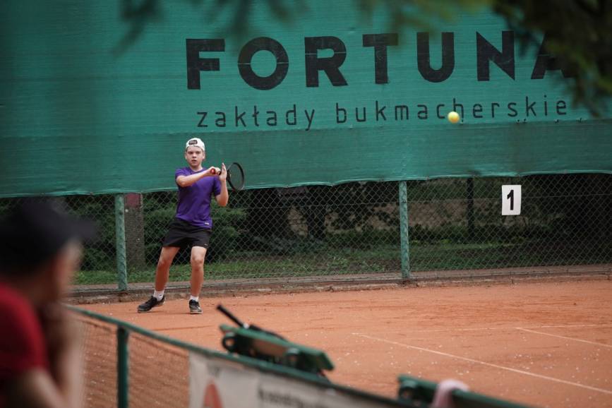 Zdjęcie przedstawia gracza tenisa podczas meczu