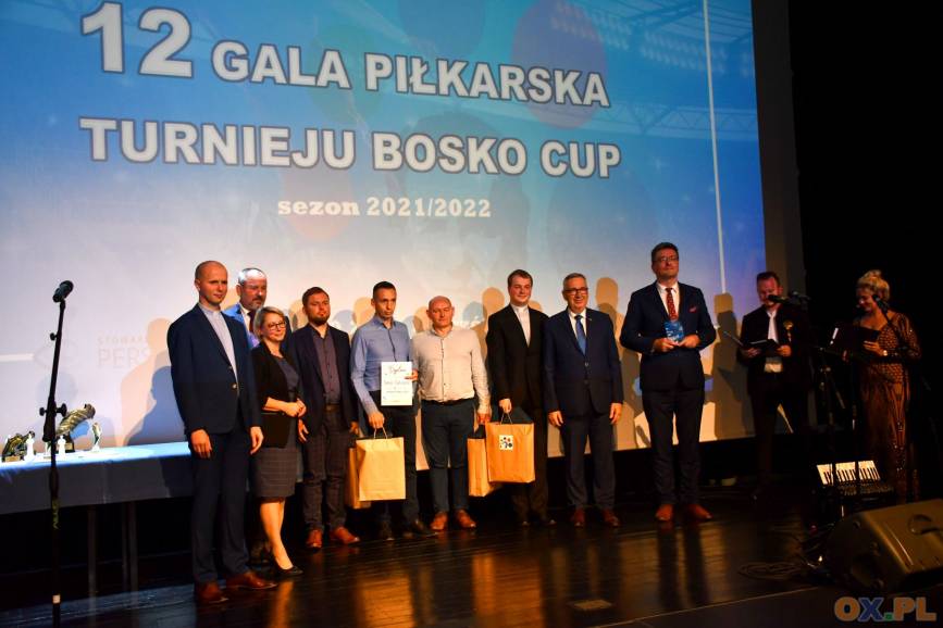 Zdjęcie przedstawia laureatów oraz organizatorów gali Bosko Cup 