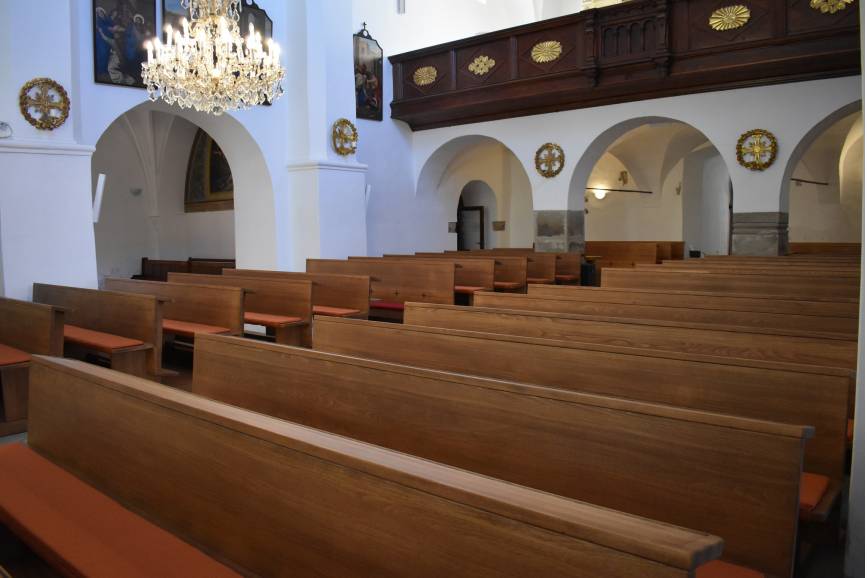 ławki w kościele św. Jana Chrzciciela we Frydku-Mistku