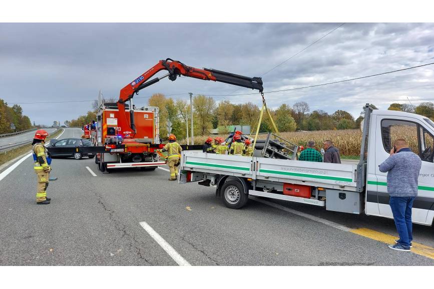 Zdjęcie przedstawia Wóz strażacki z wciągnikiem oraz samochodem dostawczym na miejscu wypadku, fot.   st. asp. Krzysztof Pawlik