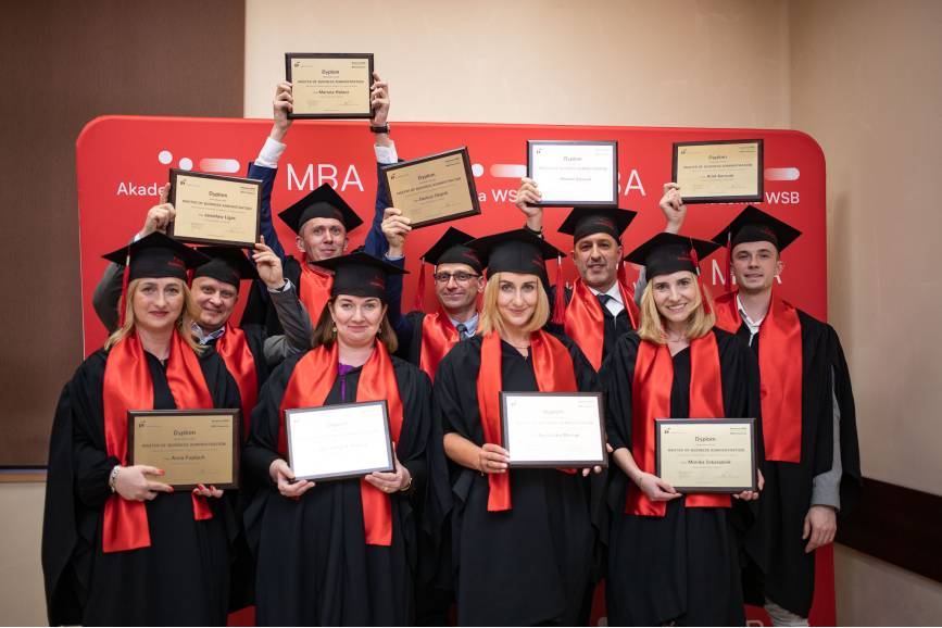 Zdjęcie przedstawia absolwentów programu Master of Business Administration realizowanego w Cieszynie w WSB