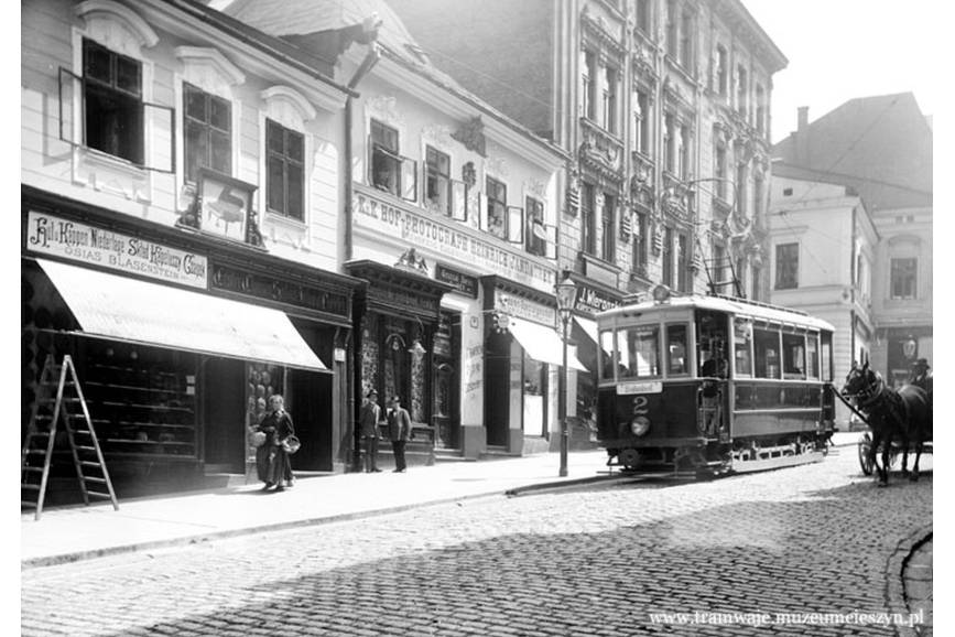 zdjęcie archiwalne tramwaju jadącego ulicą głęboką w Cieszynie. W le budynki i spacerujący ulicą ludzie