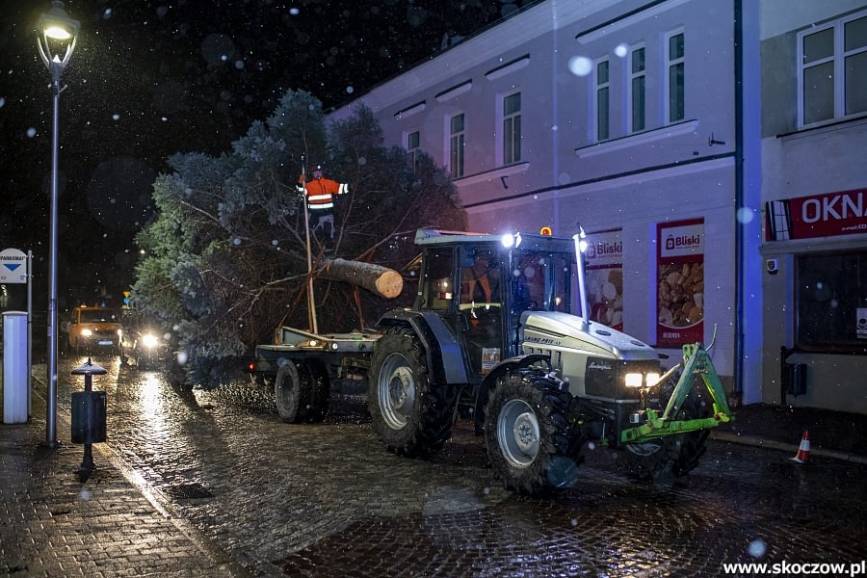 Na zdjęciu pokazany jest ciągnik przewożący nocą ulicami Skoczowa choinkę
