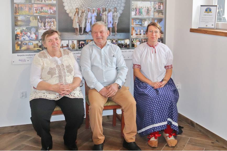 Na zdjęciu siedzą trzy osoby - Zuzanna Ptak, Jan Juroszek i Jolanta Rucka - laureaci nagrody za twórczość w Gminie Istebna w 2022 roku
