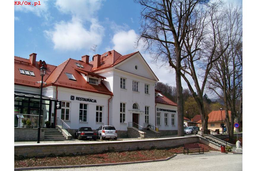 Zdjęcie przedstawia budynek dworca PKP w Wiśle od frontu