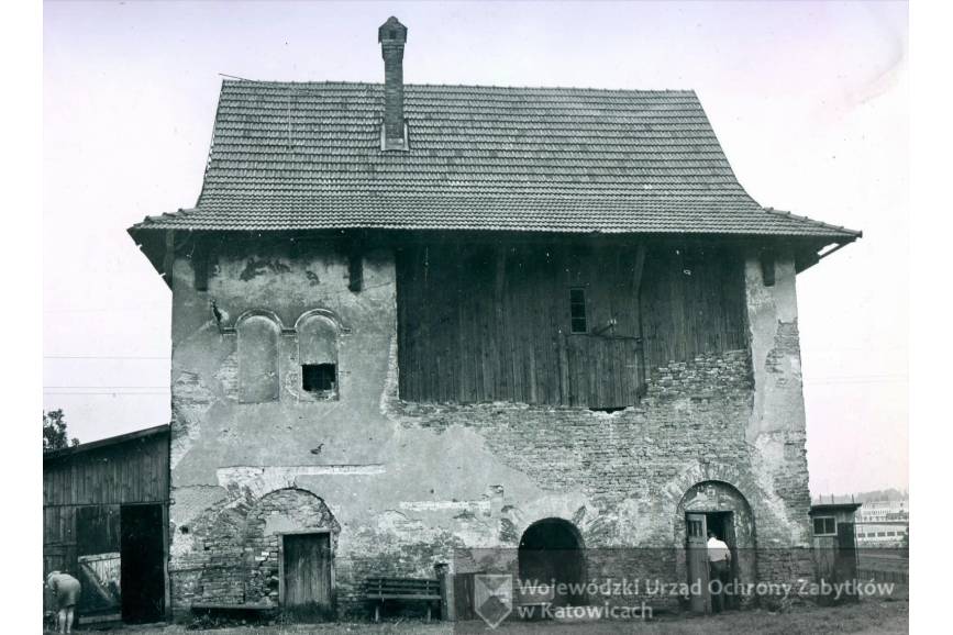 Zdjęcie archiwalne czarno-białe przedstawiające dworek obronny w Marklowicach w Cieszynie