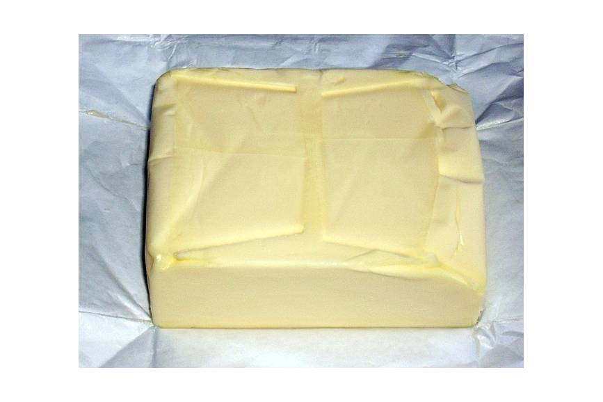 Na zdjęciu kostka masła odpakowanego z papierka
