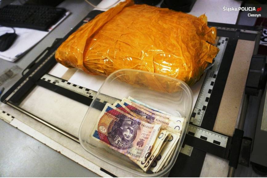 Na zdjęciu waga, paczka narkotyków i pieniądze w pudełku