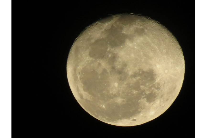 Zdjęcie przedstawia powierzchnię Księżyca wypełniającą niemal cały kadr